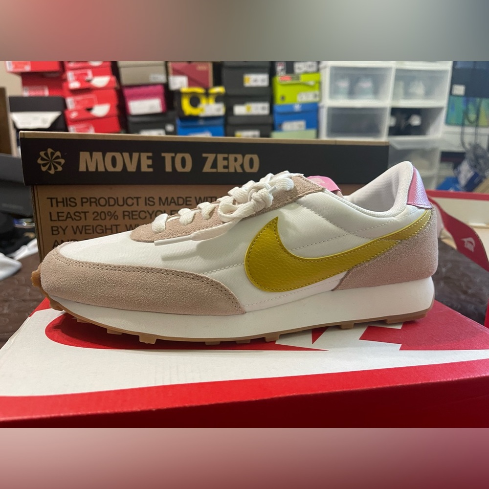 Nike W8.5 Fossil Stone/Saffron Quartz